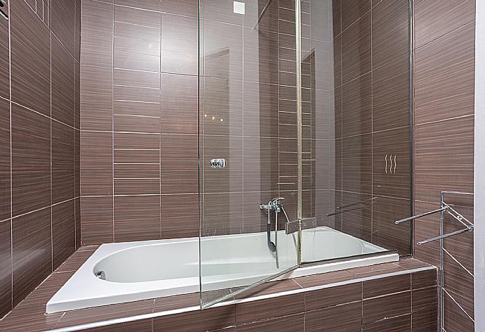 En suite bathroom with bath and shower . - Villa Mavrikia . (Fotogalerie) }}