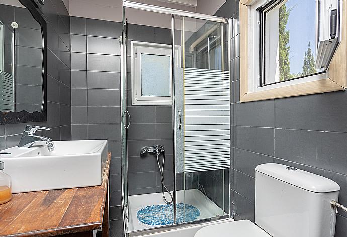 Family bathroom with shower . - Villa Mavrikia . (Galerie de photos) }}