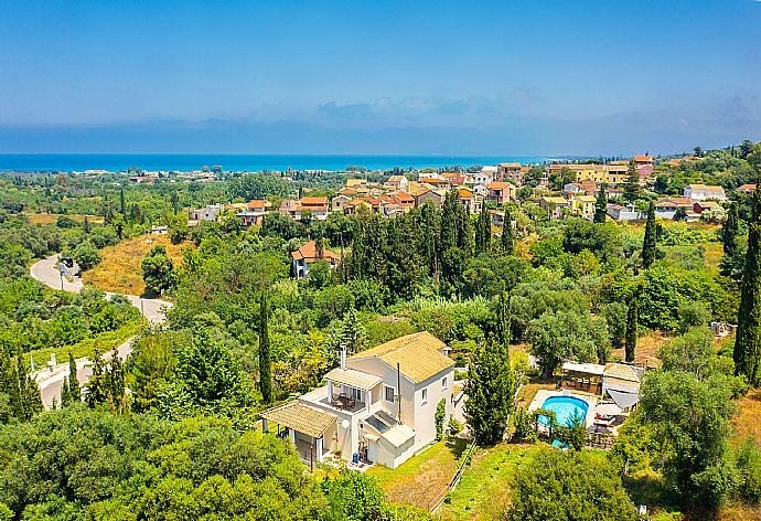 Aerial view of Villa Mavrikia . - Villa Mavrikia . (Galerie de photos) }}
