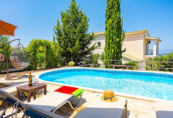 Beautiful villa with private pool, terrace, and garden . - Villa Mavrikia . (Galería de imágenes) }}