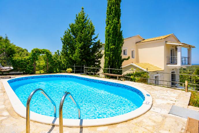 Play VILLA MAVRIKIA Video