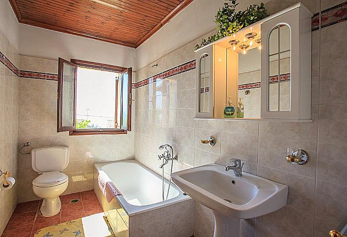 Bathroom with bath . - Villa Apollo . (Galería de imágenes) }}