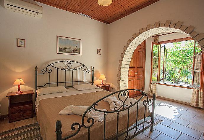 Double bedroom with A/C with terrace access . - Villa Apollo . (Photo Gallery) }}