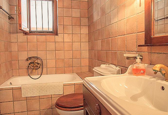 Bathroom with bath . - Villa Apollo . (Galleria fotografica) }}