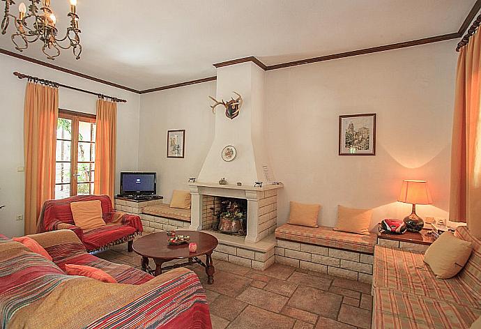 Living room with WiFi, TV and DVD player . - Villa Apollo . (Fotogalerie) }}