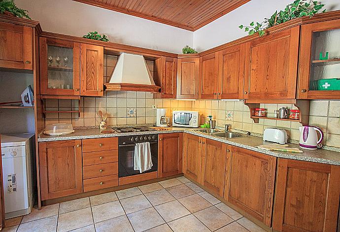 Equipped kitchen and dining area . - Villa Apollo . (Galerie de photos) }}
