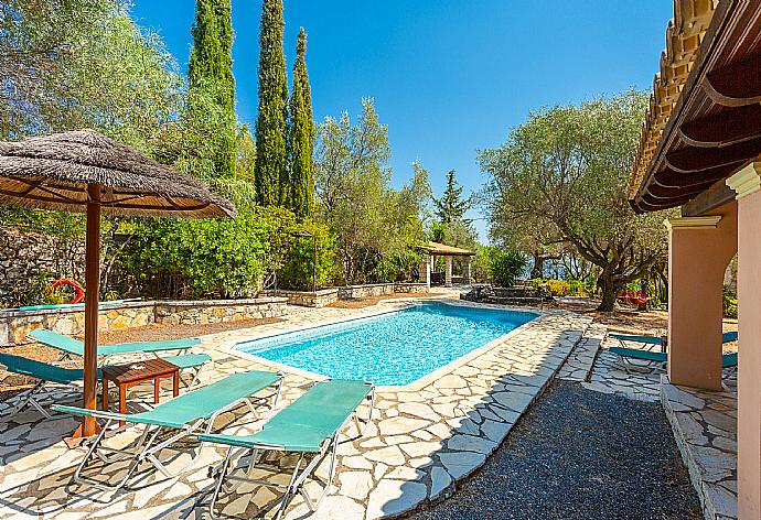 Private pool and terrace . - Villa Apollo . (Galerie de photos) }}
