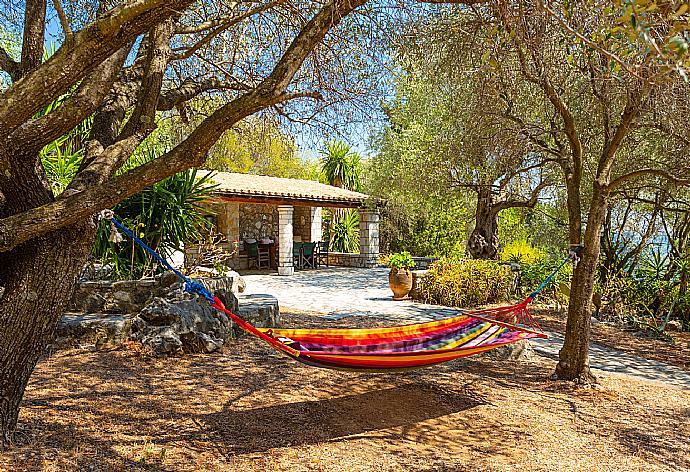Garden area with hammock . - Villa Apollo . (Fotogalerie) }}
