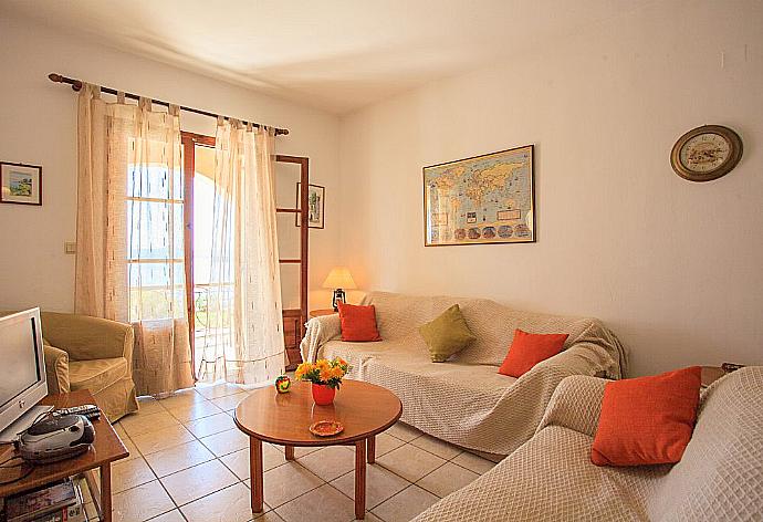 Living room with WiFi, TV, DVD player and terrace area . - Villa Luisa . (Galería de imágenes) }}