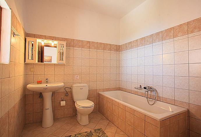 Bathroom with bath . - Villa Luisa . (Galerie de photos) }}