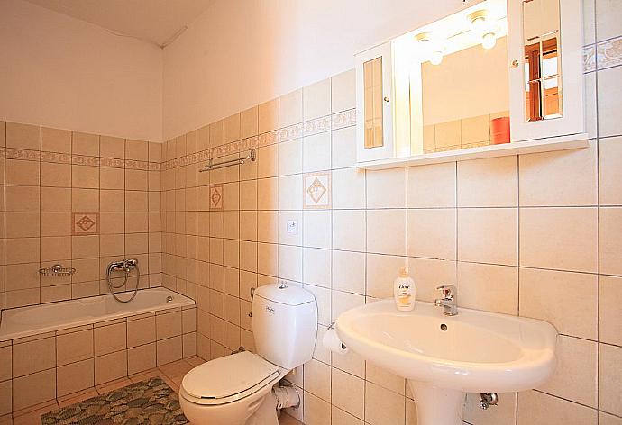 Bathroom with bath . - Villa Luisa . (Fotogalerie) }}