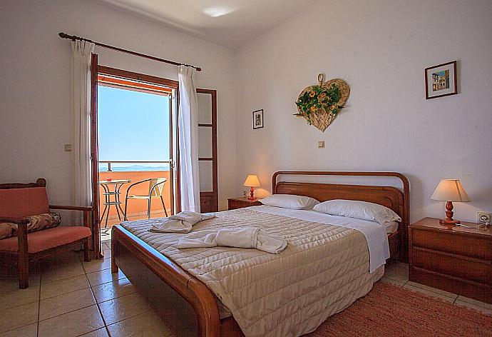 Double bedroom with A/C, en suite bathroom and balcony access . - Villa Luisa . (Fotogalerie) }}