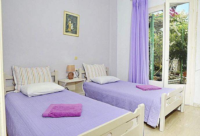 Twin bedroom with A/C and terrace access . - Babis . (Galleria fotografica) }}