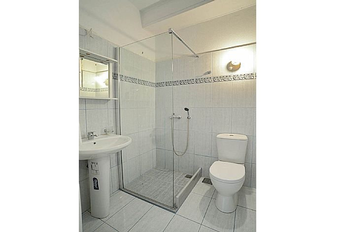 Bathroom with shower . - Babis . (Galerie de photos) }}