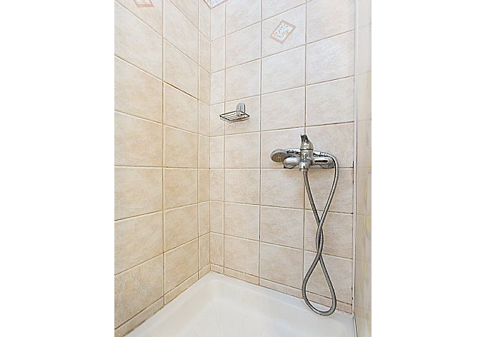 Bathroom with shower . - Irini . (Galerie de photos) }}