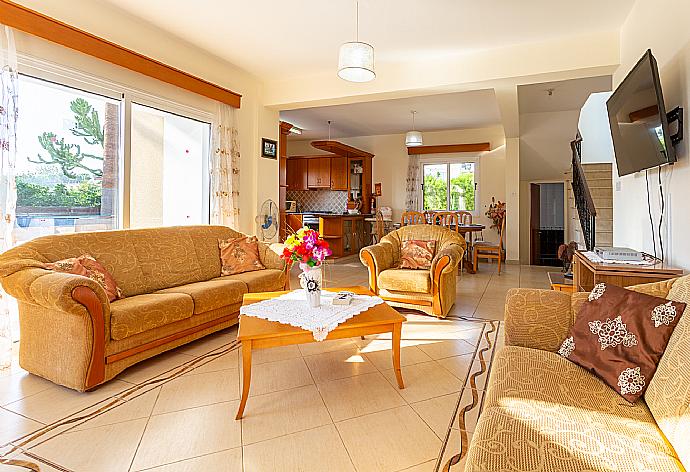 Open-plan living room with sofas, dining area, kitchen, WiFi internet, satellite TV, and terrace access . - Villa Anastasia . (Galleria fotografica) }}