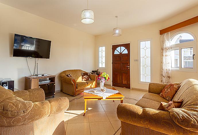 Open-plan living room with sofas, dining area, kitchen, WiFi internet, satellite TV, and terrace access . - Villa Anastasia . (Fotogalerie) }}