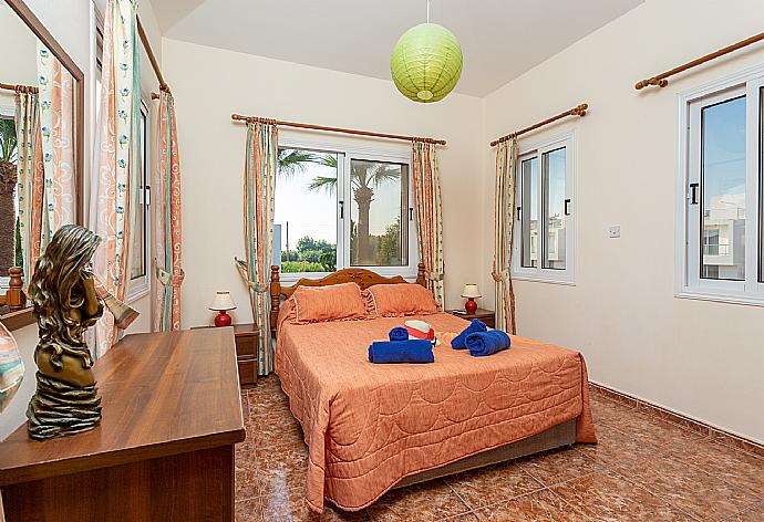 Double bedroom with en suite bathroom, A/C, and upper terrace access . - Villa Anastasia . (Galerie de photos) }}