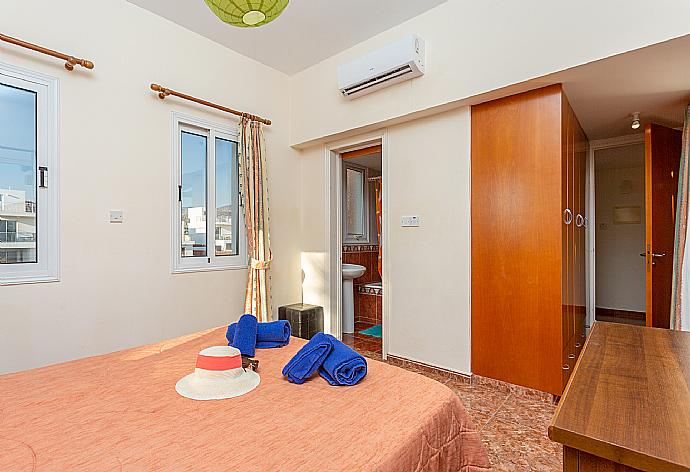 Double bedroom with en suite bathroom, A/C, and upper terrace access . - Villa Anastasia . (Fotogalerie) }}