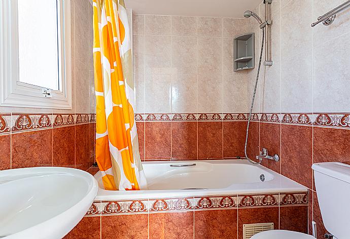 En suite bathroom with bath and shower . - Villa Anastasia . (Fotogalerie) }}