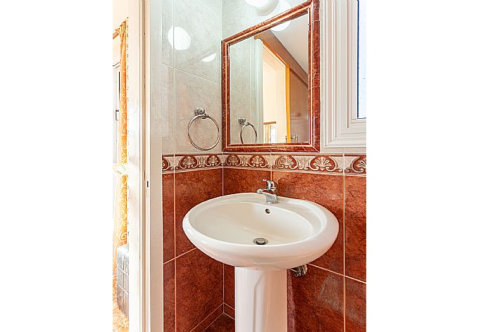 En suite bathroom with bath and shower . - Villa Anastasia . (Galerie de photos) }}