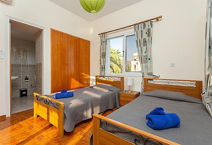 Twin bedroom with en suite bathroom, A/C, and upper terrace access . - Villa Anastasia . (Galerie de photos) }}