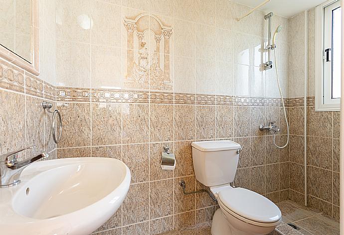 En suite bathroom with shower . - Villa Anastasia . (Fotogalerie) }}