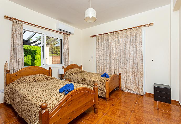 Twin bedroom with en suite bathroom and A/C . - Villa Anastasia . (Photo Gallery) }}