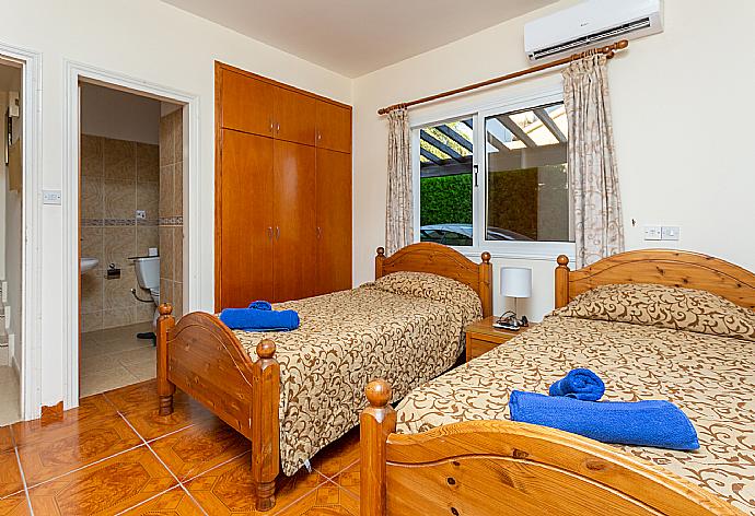 Twin bedroom with en suite bathroom and A/C . - Villa Anastasia . (Галерея фотографий) }}