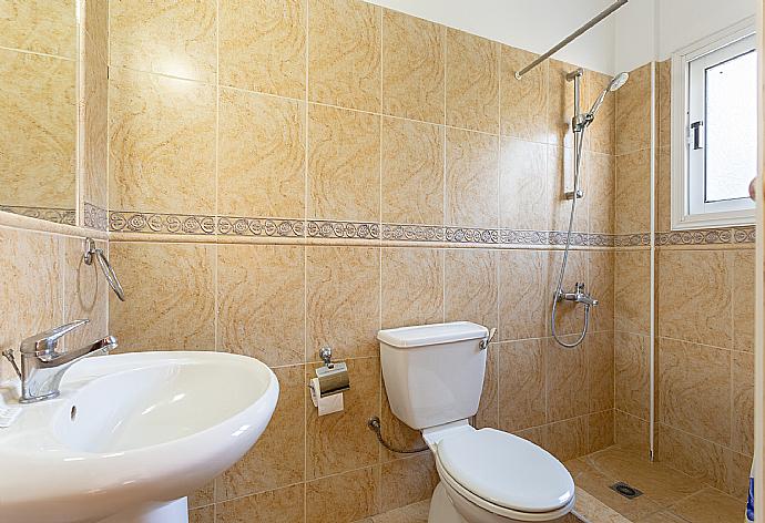 En suite bathroom with shower . - Villa Anastasia . (Fotogalerie) }}