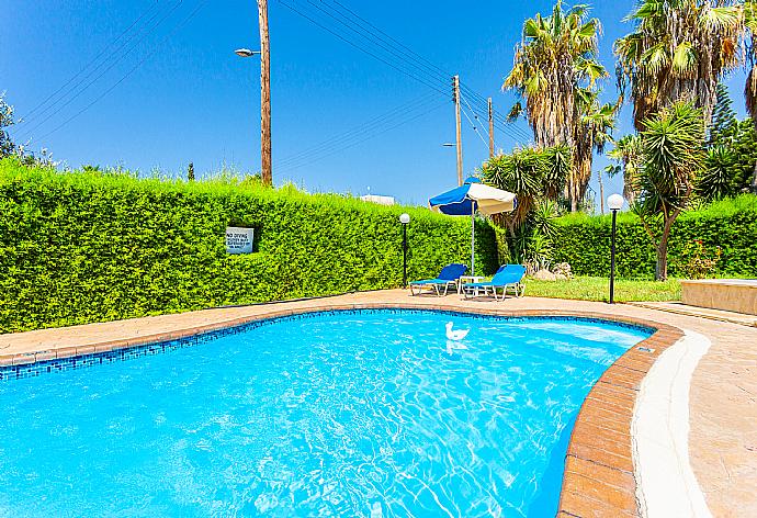 Private pool, terrace, and garden . - Villa Halima Fostira . (Galería de imágenes) }}