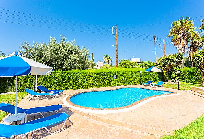 Private pool, terrace, and garden . - Villa Halima Fostira . (Galería de imágenes) }}