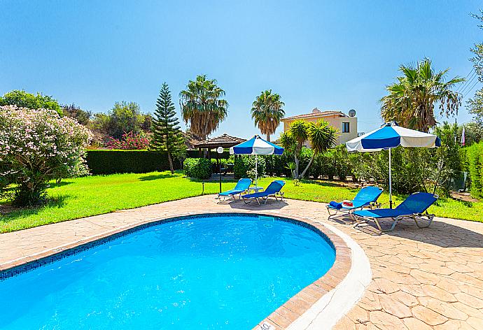 Private pool, terrace, and garden . - Villa Halima Fostira . (Galería de imágenes) }}