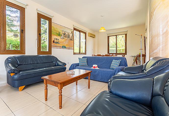 Open-plan living room with sofas, dining area, kitchen, A/C, WiFi internet, satellite TV, and terrace access . - Villa Halima Fostira . (Galería de imágenes) }}