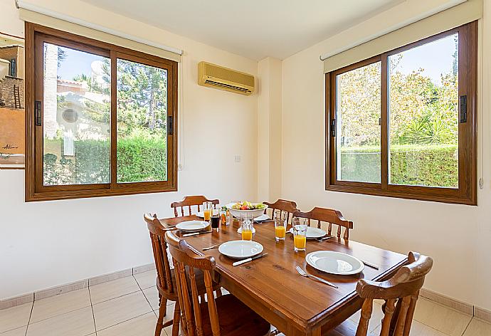 Open-plan living room with sofas, dining area, kitchen, A/C, WiFi internet, satellite TV, and terrace access . - Villa Halima Fostira . (Fotogalerie) }}