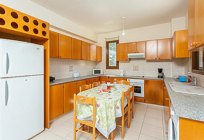 Equipped kitchen . - Villa Halima Fostira . (Fotogalerie) }}