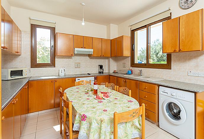 Equipped kitchen . - Villa Halima Fostira . (Fotogalerie) }}