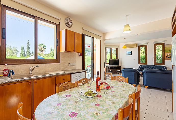 Equipped kitchen . - Villa Halima Fostira . (Fotogalerie) }}