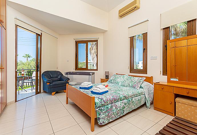 Double bedroom with en suite bathroom, A/C, and balcony  . - Villa Halima Fostira . (Galerie de photos) }}