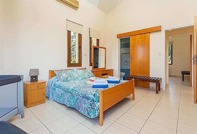 Double bedroom with en suite bathroom, A/C, and balcony  . - Villa Halima Fostira . (Photo Gallery) }}