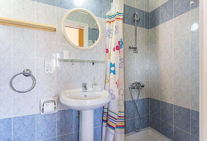 En suite bathroom with shower . - Villa Halima Fostira . (Fotogalerie) }}