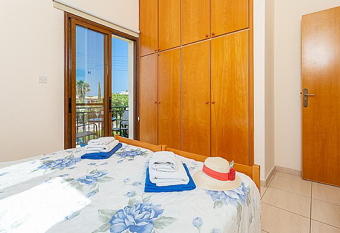 Twin bedroom with A/C and balcony . - Villa Halima Fostira . (Photo Gallery) }}