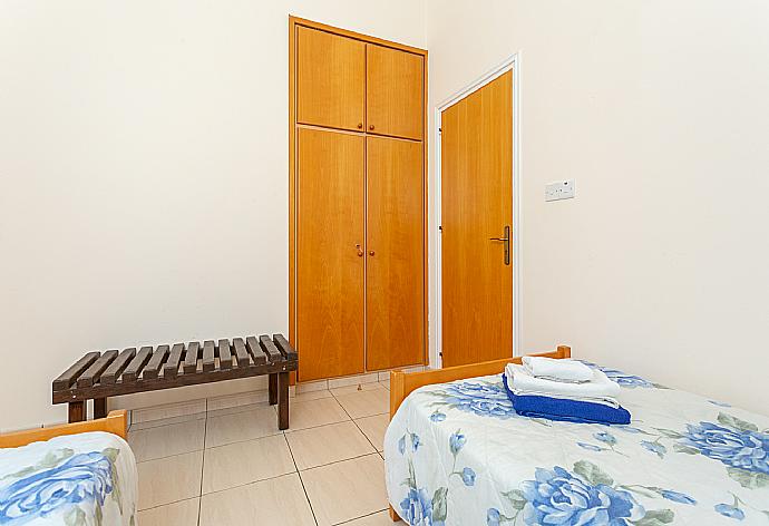 Twin bedroom with A/C . - Villa Halima Fostira . (Galleria fotografica) }}