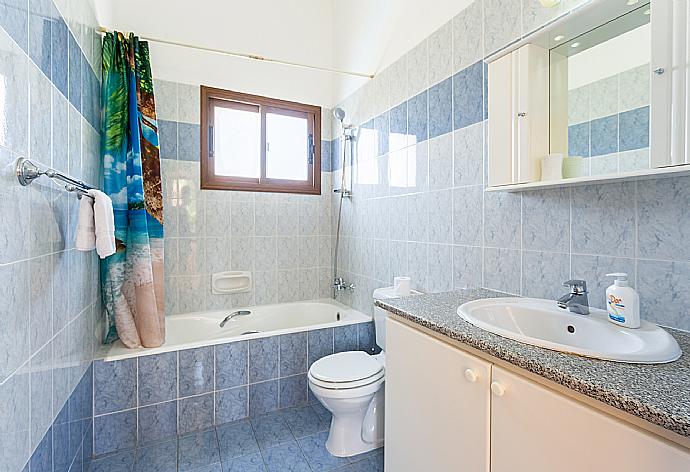 Family bathroom with bath and shower . - Villa Halima Fostira . (Photo Gallery) }}