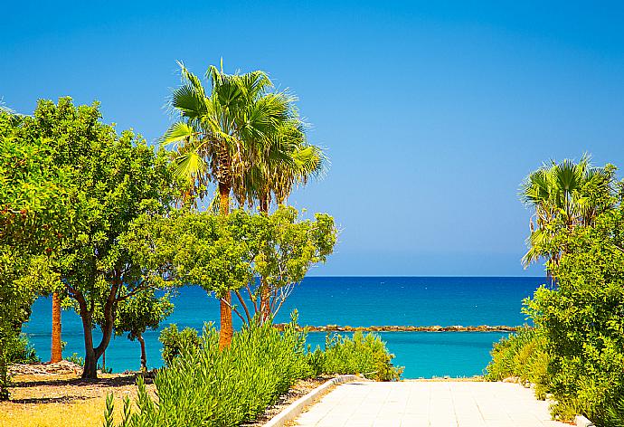 Beach in front of Villa Halima Fostira . - Villa Halima Fostira . (Галерея фотографий) }}