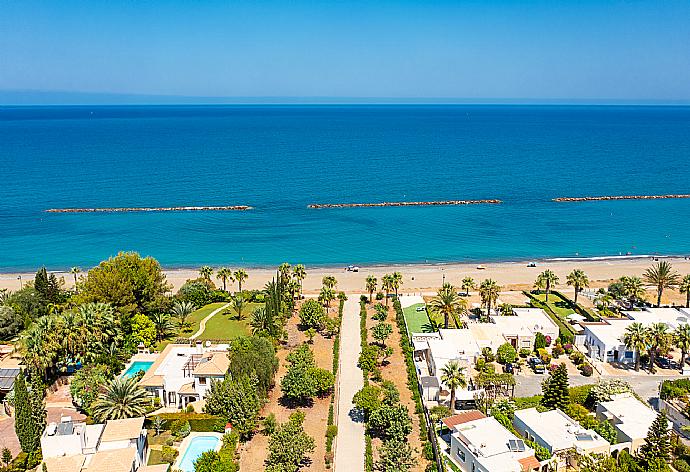 Beach in front of Villa Halima Fostira . - Villa Halima Fostira . (Галерея фотографий) }}