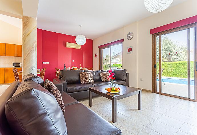 Open-plan living room with sofas, dining area, kitchen, A/C, WiFi internet, and satellite TV . - Villa Halima Alexandros . (Fotogalerie) }}