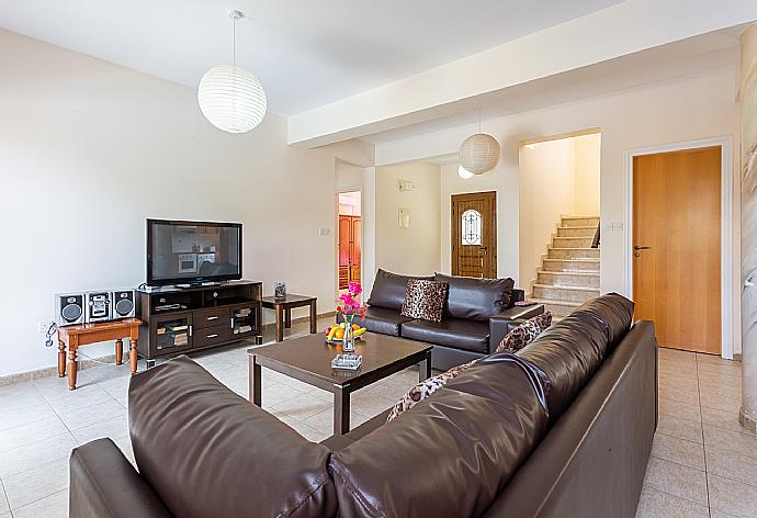 Open-plan living room with sofas, dining area, kitchen, A/C, WiFi internet, and satellite TV . - Villa Halima Alexandros . (Fotogalerie) }}