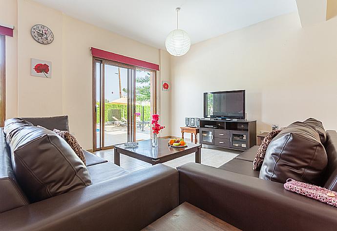 Open-plan living room with sofas, dining area, kitchen, A/C, WiFi internet, and satellite TV . - Villa Halima Alexandros . (Galleria fotografica) }}