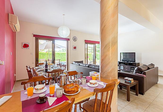 Open-plan living room with sofas, dining area, kitchen, A/C, WiFi internet, and satellite TV . - Villa Halima Alexandros . (Galleria fotografica) }}